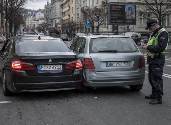 Policajac beleži podatke posle sudara sa vozilom stranih tablica
